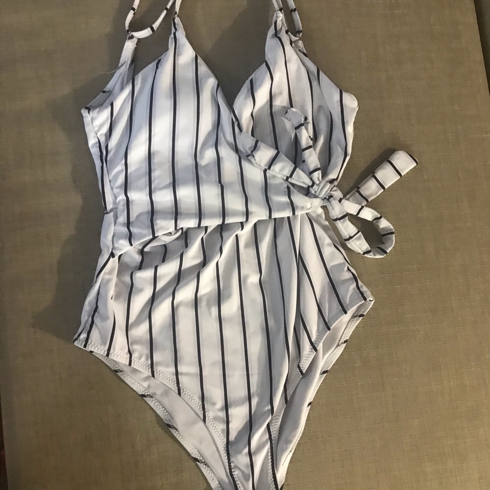 Cute cupshe one piece! *SOLD*